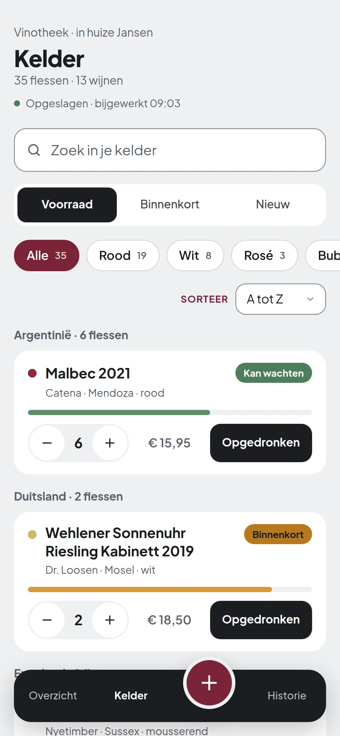 De Kelder in Vinotheek, gegroepeerd per land met rijpheidsbalken.